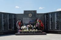 Имена жертв холокоста высечены на плитах мемориала в Минводах..