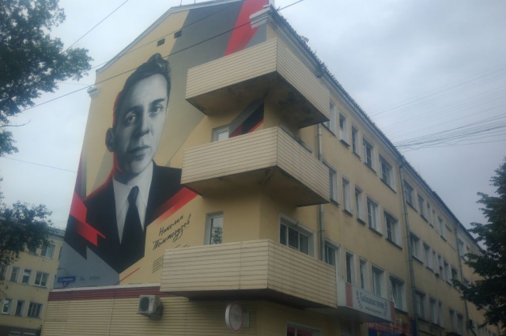 Николай Толстогузов. Крупный учёный в области теории и технологии производства кремнистых и марганцевых сплавов. Он 24 года руководил Сибирским металлургическим институтом (ныне СибГИУ). Официальное открытие его портрета состоится 5 июля, к 401-летию Новокузнецка. Адрес портрета: ул. Кирова, 31.