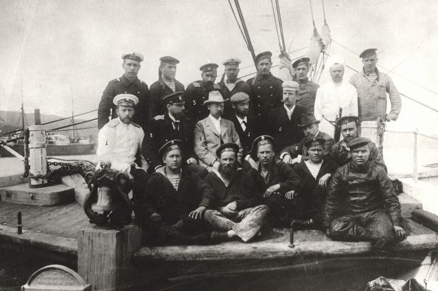 На поиски Земли Санникова с Толлем отправилось около 20 моряков-исследователей.