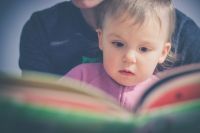 Семейное чтение – отличный способ стать с ребёнком ближе.
