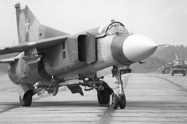 Истребитель-ракетоносец МиГ-23.