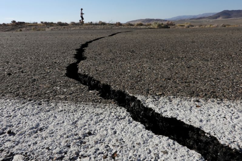 Трещины, образовавшиеся на шоссе во время мощного землетрясения в Южной Калифорнии неподалеку от города Риджкрест.