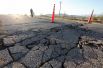 Трещины, образовавшиеся на шоссе во время мощного землетрясения в Южной Калифорнии неподалеку от города Риджкрест.