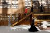 Модели демонстрируют коллекцию одежды Chanel — первую коллекцию, созданную новым главой модного дома Виржини Виар после смерти Карла Лагерфельда — на Неделе моды в Париже, Франция.