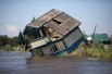 Разрушенный дом в пострадавшем от наводнения Тулуне в Иркутской области, Россия.