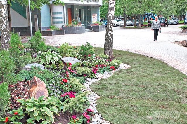 Новую пешеходную зону между улицей Профсоюзной и её дублёром украсили яркие альпийские горки и оригинальные цветочные композиции.