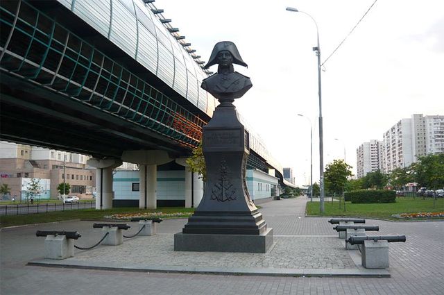 Памятник адмиралу Ушакову. Метро «Бульвар Адмирала Ушакова», Южное Бутово.