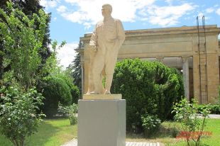 Памятник Иосифу Сталину в Грузии.