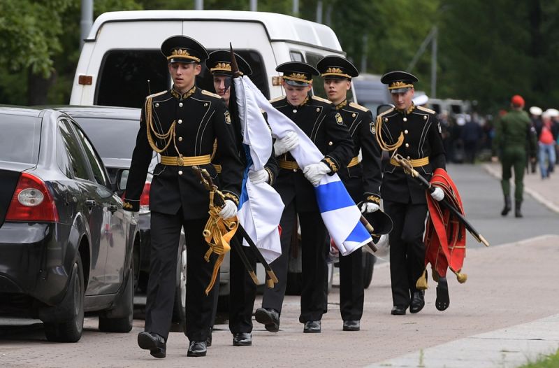 Военнослужащие почетного караула на Серафимовском кладбище в Санкт-Петербурге, где похоронят подводников, погибших на глубоководном аппарате в Баренцевом море.