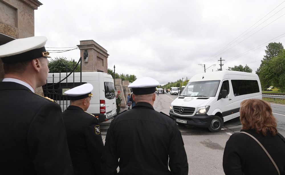 Автомобили с телами подводников, погибших на глубоководном аппарате в Баренцевом море, на Серафимовское кладбище в Санкт-Петербурге.