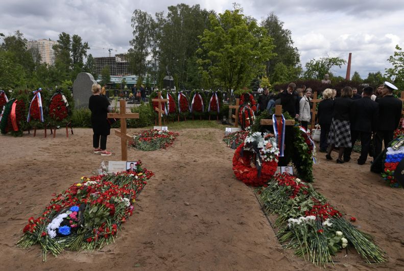 Могилы подводников, погибших на глубоководном аппарате в Баренцевом море, на Серафимовское кладбище в Санкт-Петербурге.