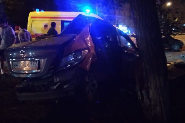 ДТП произошло в 3:10 ночи, автомобиль Hyundai Solaris совершил наезд на препятствие, предположительно, камень, а затем столкнулся с деревом.