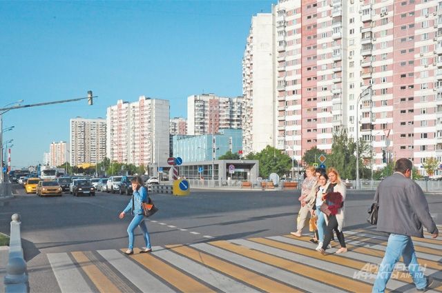 Пешеходный переход через Боровское шоссе возле станции метро «Новопеределкино».