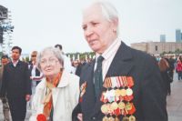 Михаил Васильевич с женой Валентиной Гавриловной на праздновании Дня Победы.