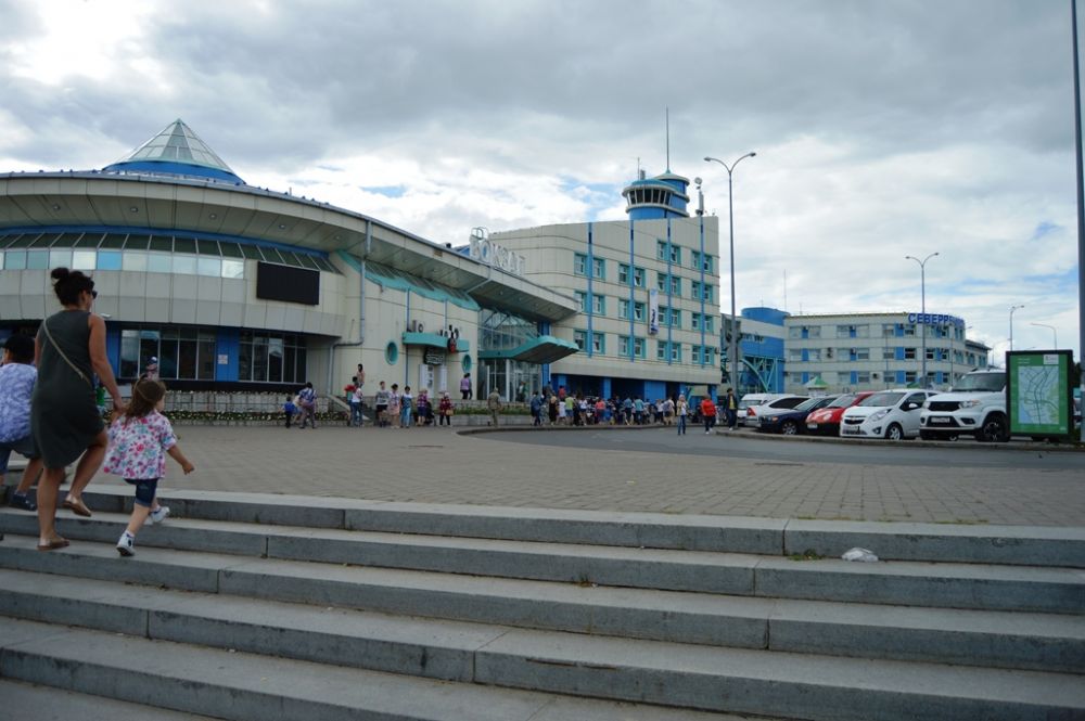 Речпорт города Ханты-Мансийска стал местом притяжения горожан в этот день.