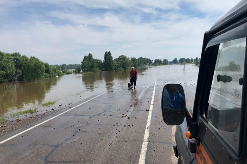 Сотрудники МЧС России эвакуируют людей во время спасательной операции в пострадавшем от наводнения городе Тулуне Иркутской области.