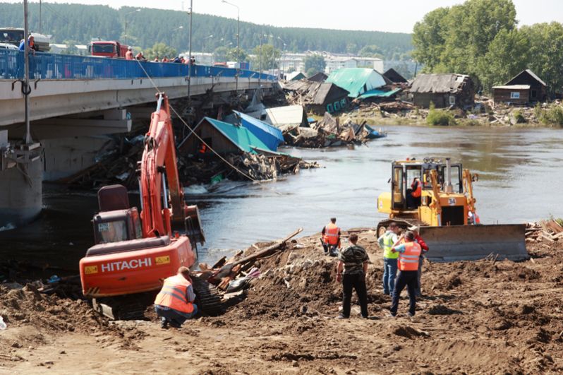 Сотрудники дорожно-эксплуатационного предприятия занимаются аварийно-восстановительными работами в городе Тулуне Иркутской области.