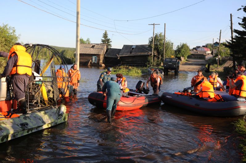 Сотрудники МЧС России эвакуируют людей во время спасательной операции в пострадавшем от наводнения городе Тулуне Иркутской области.