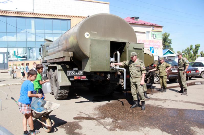 Раздача питьевой воды в Тулуне Иркутской области.