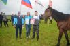 Абсолютному победителю в конных скачках Андрею Хозяинову (село Кельчиюр) вручили ноутбук.