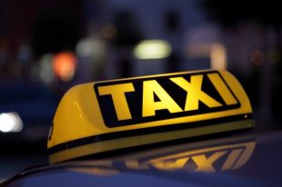 В Ровно водитель такси жестоко избила клиентку