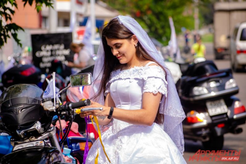 Ставший традиционным свадебный мотопрохват прошёл в Иркутске 6 июля.