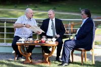 Александр Лукашенко, Владимир Путин и Эмомали Рахмон во время неформальной встречи в Минске.