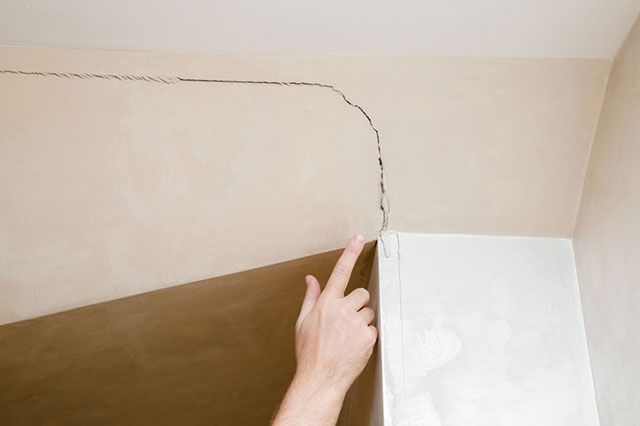Как убрать трещины на потолке, чем лучше замазать поверхность и как правильно сделать ремонт