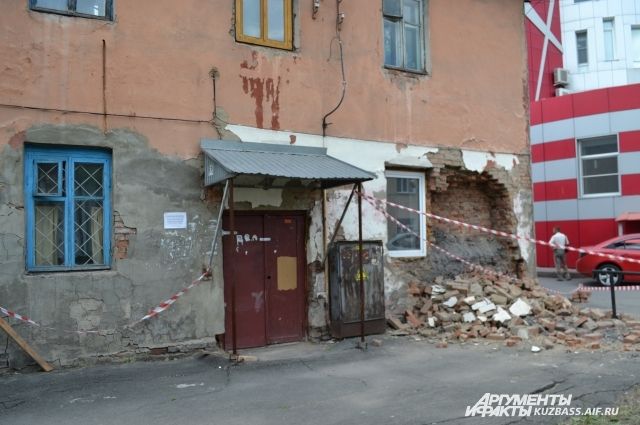 Дом по ул. Рукавишникова давно похож на жертву бомбёжки. Но аварийным его признали только в 2019 г.