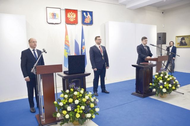 Владимир Шарыпов (в центре) начал руководить городом Иваново в 32 года. И будет продолжать.