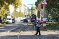 Пешеходам нужно быть внимательнее при переходе трамвайных путей.