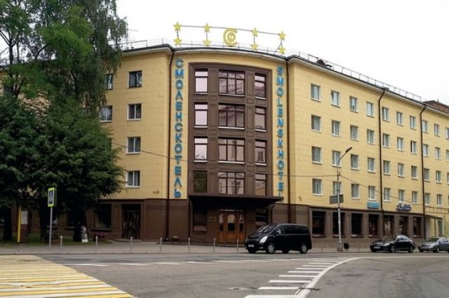 Вывеска на этом здании в Смоленске давно стала предметом шуток: восемь звёзд в классификацию никак не вписываются.