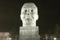 Памятник Ленину на площади Советов поражает гостей города исполинскими размерами.