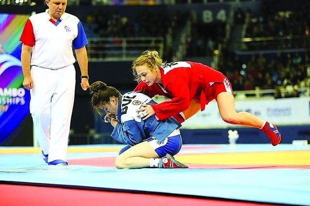 Татьяна Казенюк (на фото - в красном) борется за победу на Европейских играх в Минске