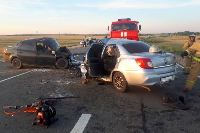Под Соль-Илецком в ДТП погибли два водителя столкнувшихся автомобилей.