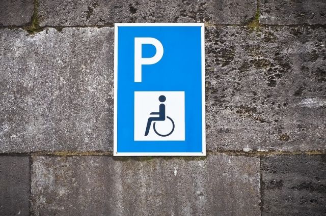 Четырех тоболяков оштрафовали за парковку на местах для инвалидов