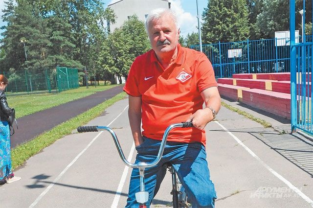 Владимир Быковский на интервью приехал на велосипеде. 