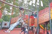 На площадках в Крылатском есть всё необходимое для физического развития детей.
