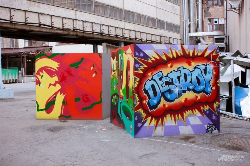 Работа команд RAYONS, главных популяризаторов граффити в городе по версии организаторов «Стенограффии», и DESTROYERS, представителей классического граффити. Рисунки сделаны на деревянных кубах и находятся на проспекте Ленина, 49, во дворе «Дома печати».