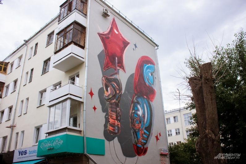 Как рассказал уличный художник из Лондона Fanakapan, он создал эту работу, вдохновившись культурой СССР. Увидеть советские игрушки и звезду можно на улице Попова, 9.