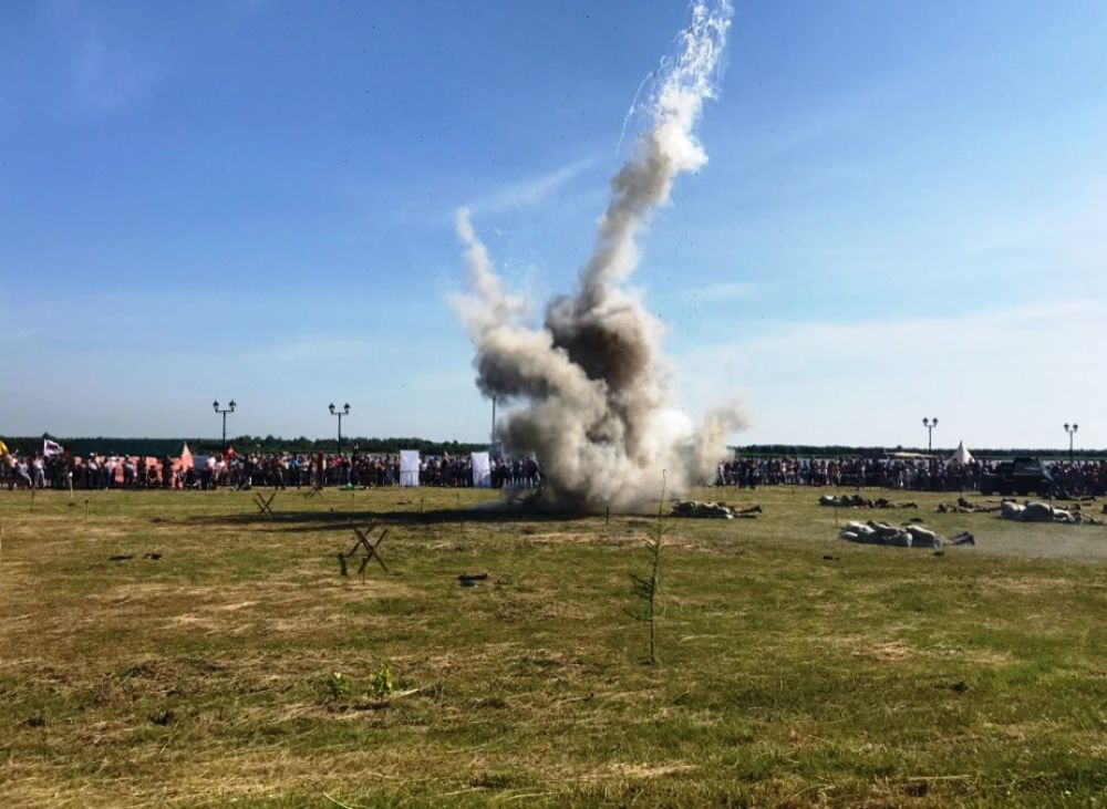 Взрывались мины, окатывая зрителей горькой волной пепла, пыли и пороха, стреляли пушки, автоматы. Грохот стоял как на настоящем поле боя!