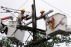Рабочие восстанавливают подачу электроэнергии после урагана «Барри» в Новом Орлеане.