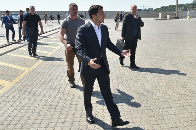 Президент Украины Владимир Зеленский во время посещения Одесского морского порта.