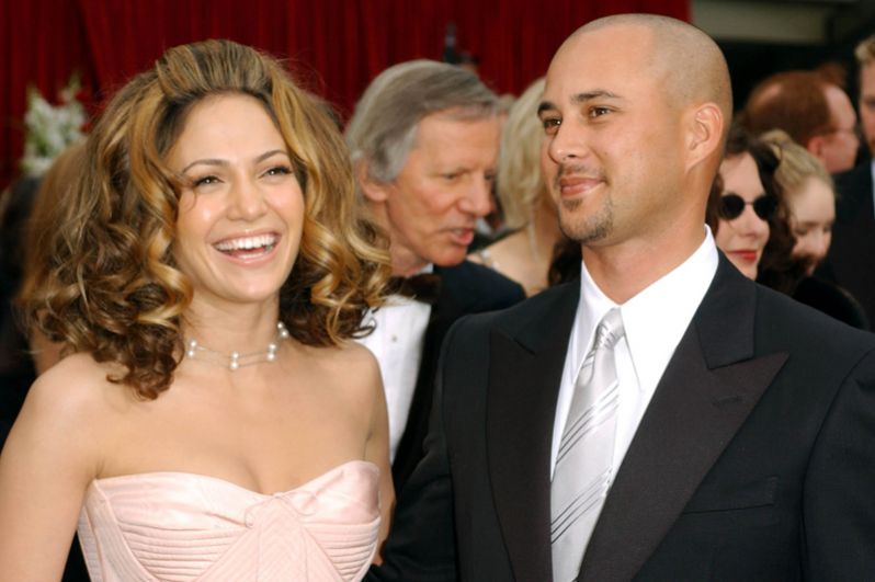 После расставания с Комбсом, Лопес начала встречаться с танцором Крисом Джаддом и в 2001 году вышла за него замуж. Брак продержался чуть меньше года.