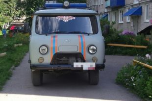 Спасатели помогли родственника попасть в дом.