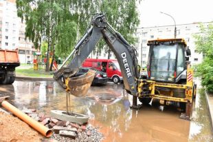 Лужи во дворе на Клубной возникли из-за некачественного ремонта, считают жители.