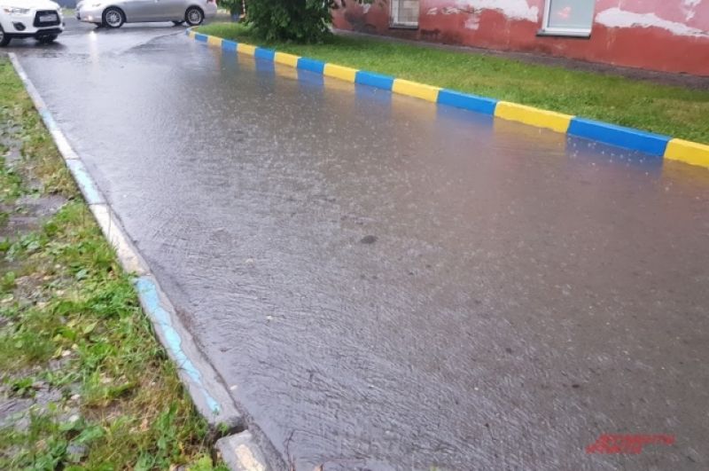 Вода разлилась огромными ручьями по Тульскому мосту, улицам Ипподромская, Немировича-Данченко, Восход, Троллейная, а также по внутренним дворовым улицам.