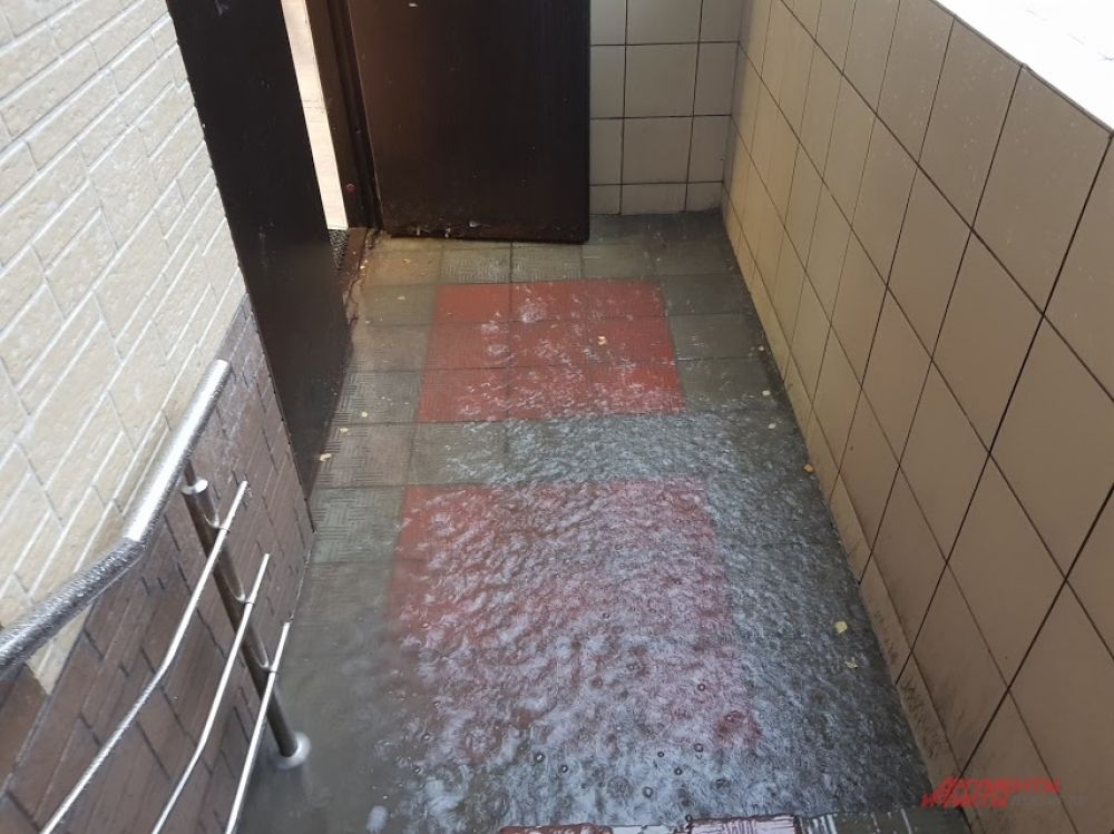 Также потоки воды затопили часть маршрута 18 трамвая и один из новосибирских баров по Красному проспекту и некоторые другие заведения, которые находятся на цокольных этажах зданий.