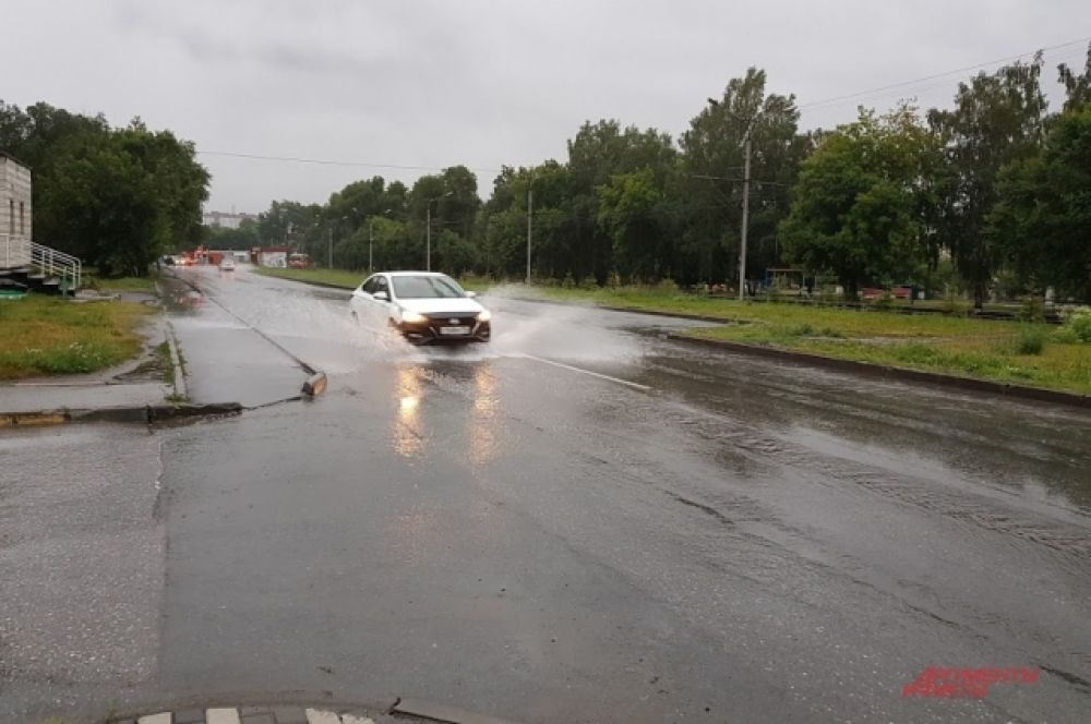 Автомобили проезжали по дорогам, разбрасывая брызги по обе стороны, обливая потоками воды соседние машины и недовольных пешеходов.