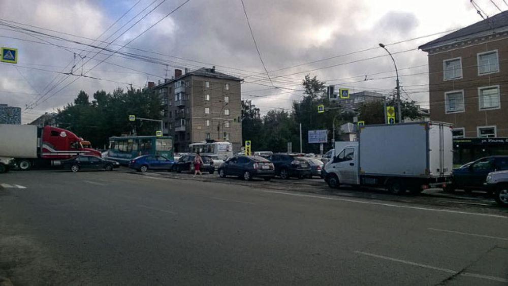 На пересечении улиц Немировича-Данченко и Сибиряков-Гвардейцев не работал светофор 